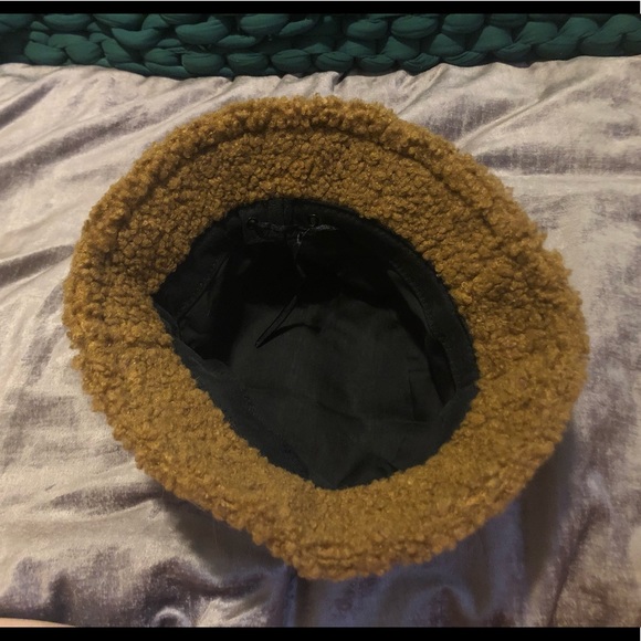 FUZZY TEDDY BROWN BUCKET HAT - Picture 3 of 5
